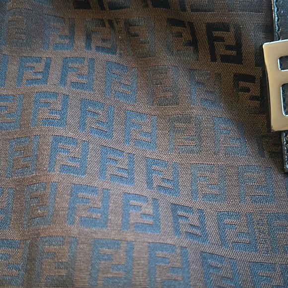 Fendi Brown Shoulder Bag with Elegant Design - Picture 4 of 9